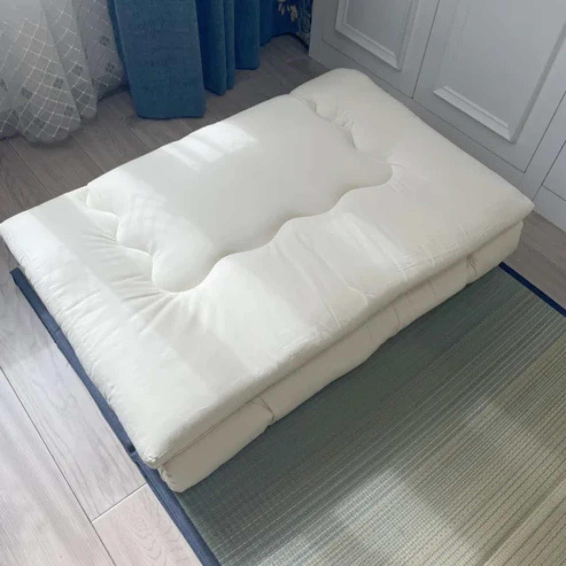 Matelas futon pliable au sol – Confort minimaliste et gain de place