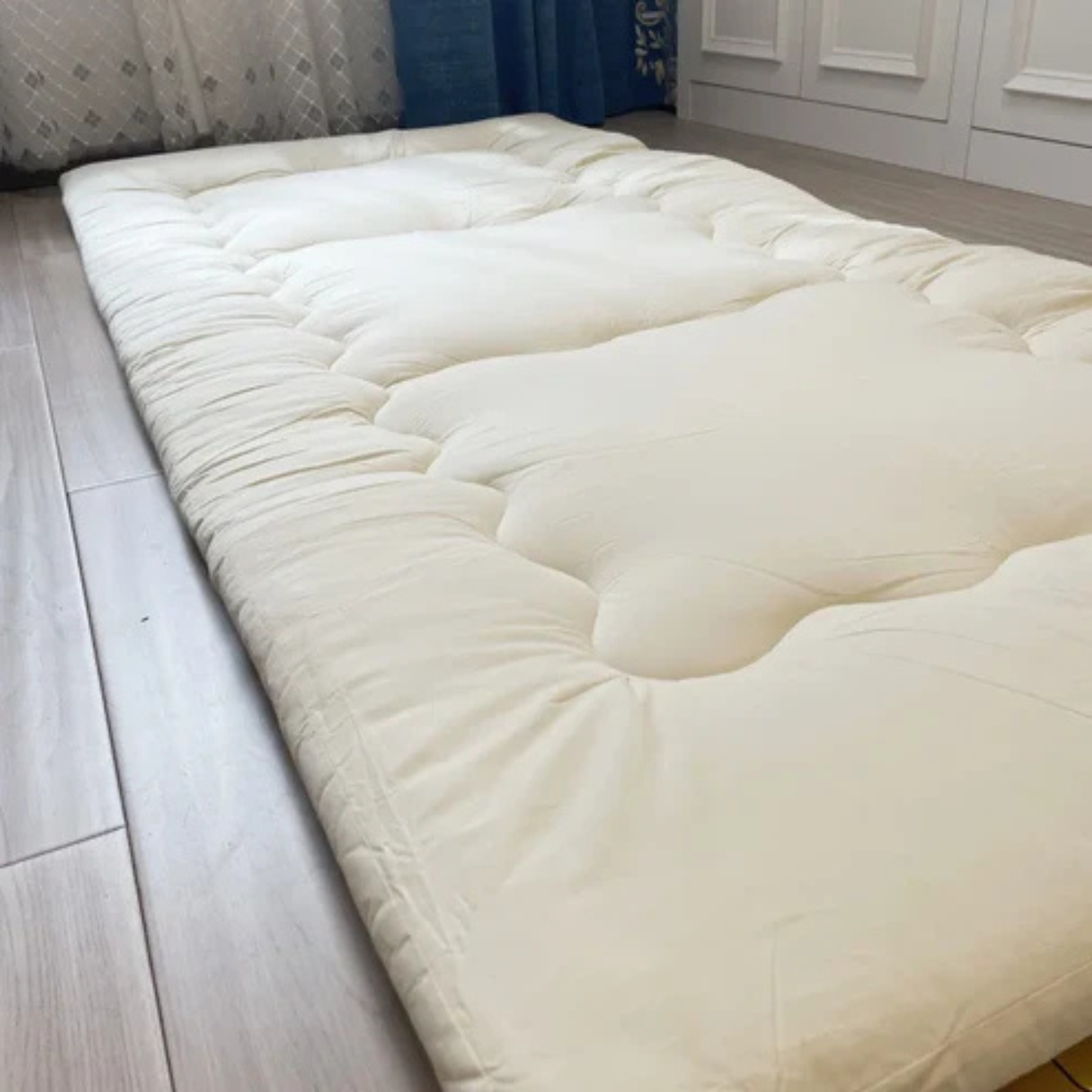 Matelas futon pliable au sol – Confort minimaliste et gain de place